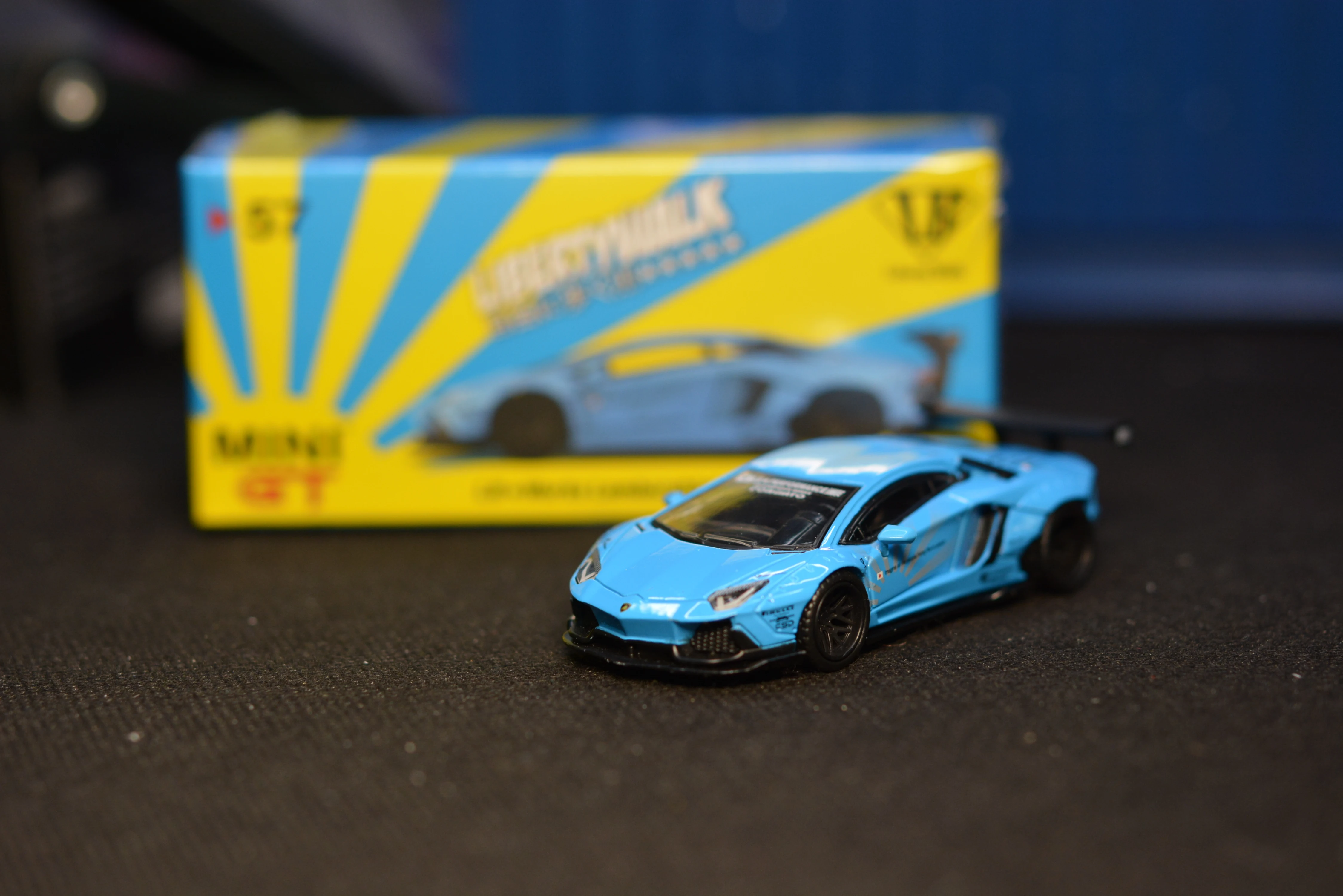 

MINI GT 1/64 фунтов, работает, автомобильный авандор MGT00057, лимитированная коллекция
