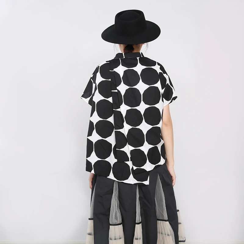 

[EAM] Women Black Dot Printed Casual Big Size Blouse New Lapel Half Sleeve Loose Fit Shirt Fashion Spring Summer 2021 1U80101