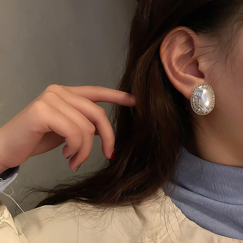 

2022 Imitation Pearl Zircon Retro Elegant Irregular Oval Square Hollow Out Earrings for Women Party Autumn Winter Jewelry