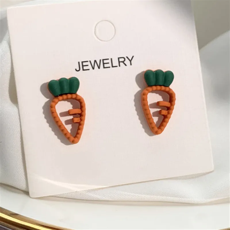 Серьги-гвоздики с мультяшным рисунком морковки небольшие ажурные ювелирные