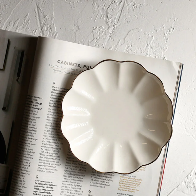 

Тарелки керамические в стиле Пномпень, белый креативный Ретро тарелка для торта, поднос для снэков, однотонное блюдо с цветком