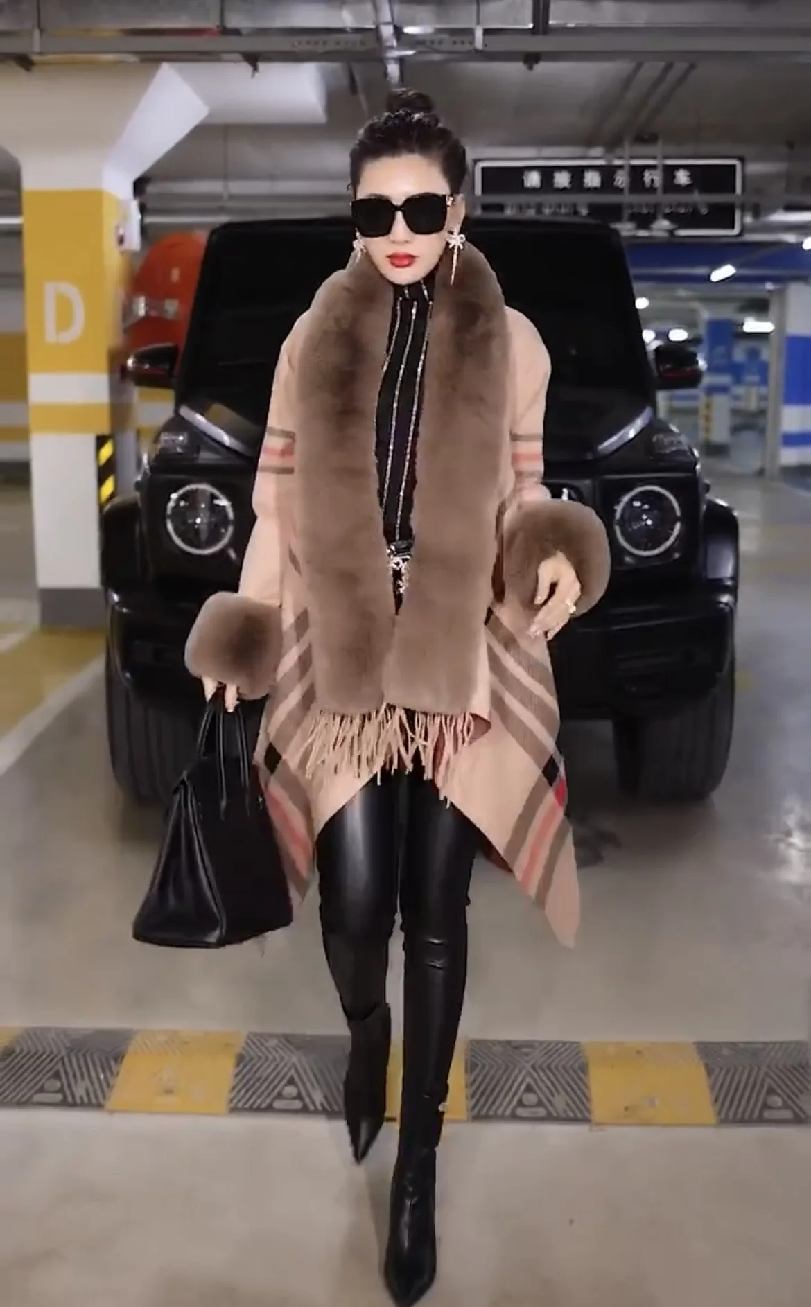 

Women's Luxury Faux Fur Cloak Poncho Sweater Cape Women Winter Fur Tassel Ponchos Coats 2021 New Lady Winter Capes Ponchos Coat