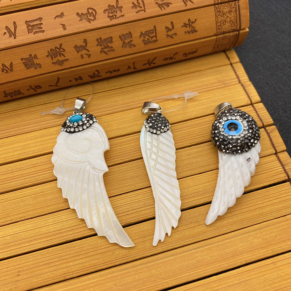 

Natural Freshwater Shell Pendant White Wing-shaped Inlaid Turquoise Horseeye with Diamonds Can Be DIY To Make Charm Jewelry