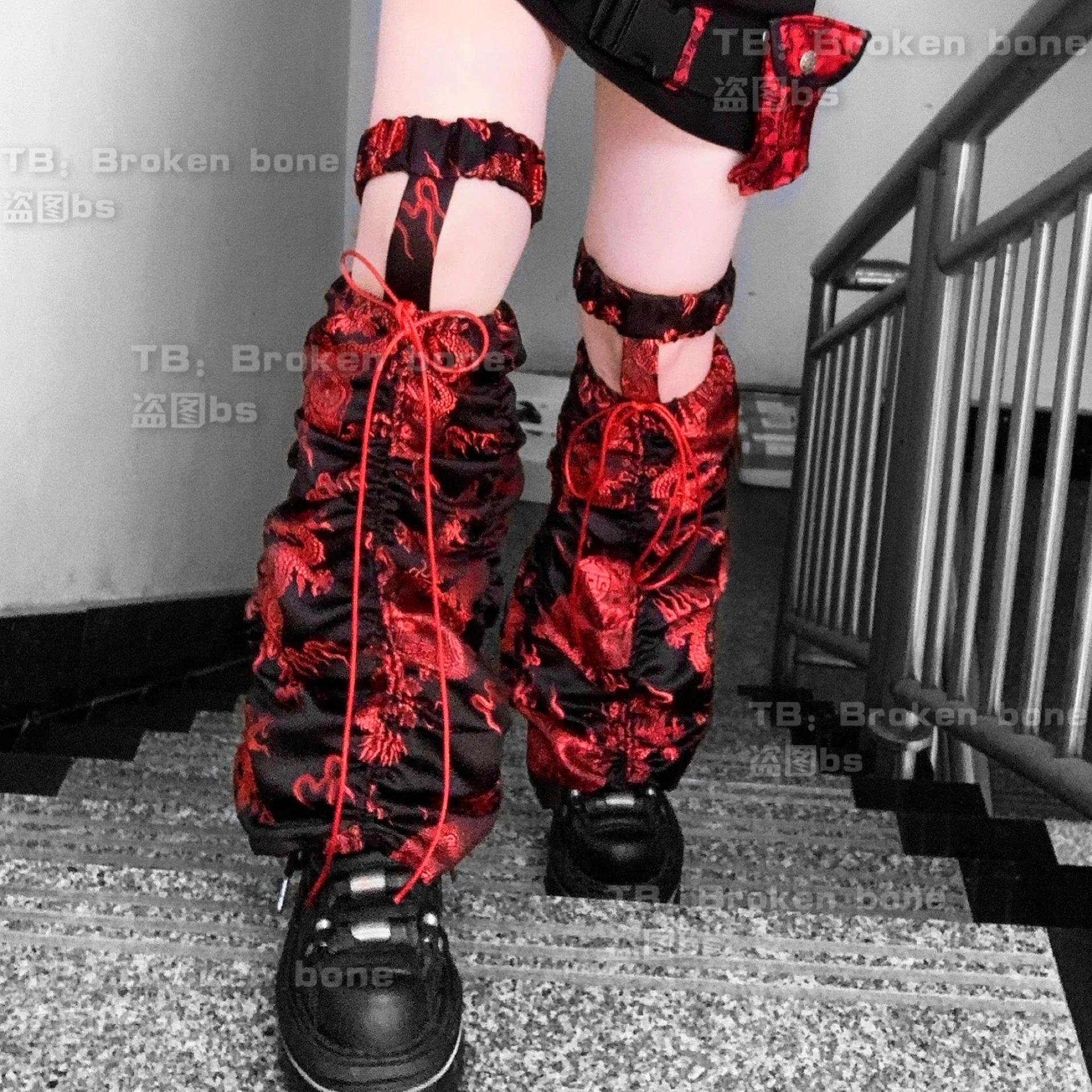 

Ruibbit горячая девушка; Готическая обувь в стиле «панк»; Красные, черные узор в виде дракона японский ноги более теплое колено рукав фут
