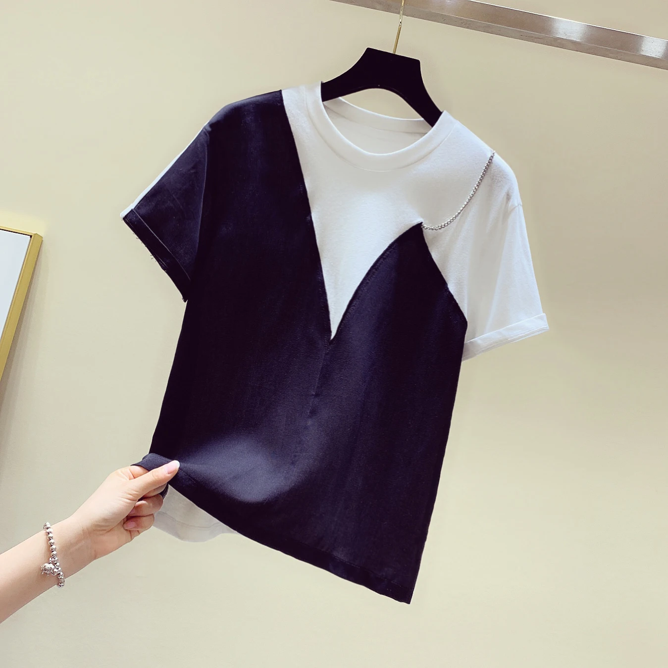 Женская хлопковая футболка с короткими рукавами белая и черная свободная