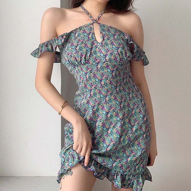 Женское приталенное платье летнее с воротником стойкой и сумочкой на бедрах