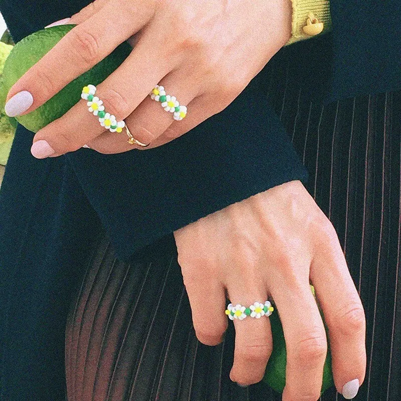 Женское кольцо ручной работы с маленькими цветами и рисовыми бусинами модные