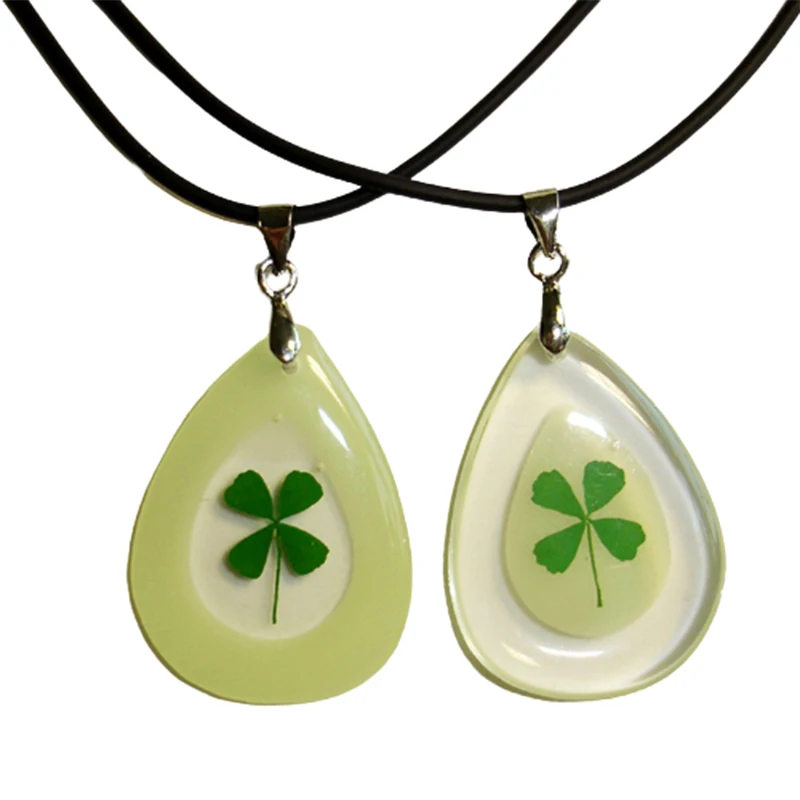 

20 new creative dry flower clover luminous couple pendant luminous necklace, suitable for women and men in dark fashion jewelry