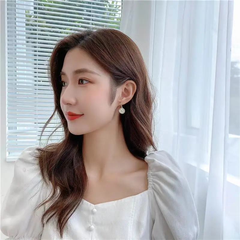 

Foreign trade fashion simple small fragrance earrings flowers white fresh earrings temperament earrings female c030