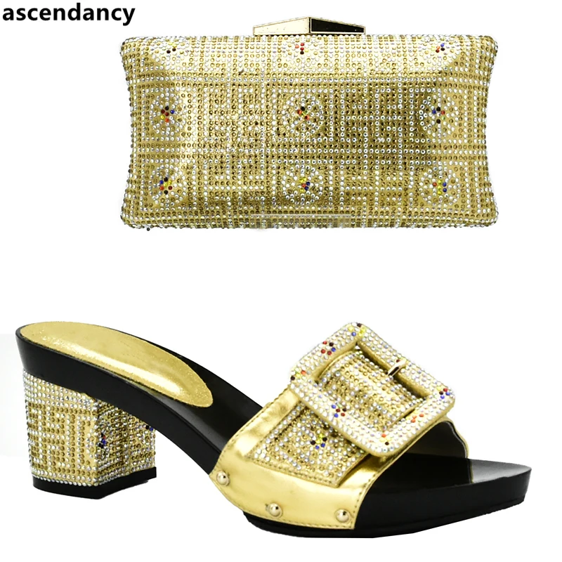 Новейший комплект из итальянских туфель и сумочки золотистого цвета Комплект