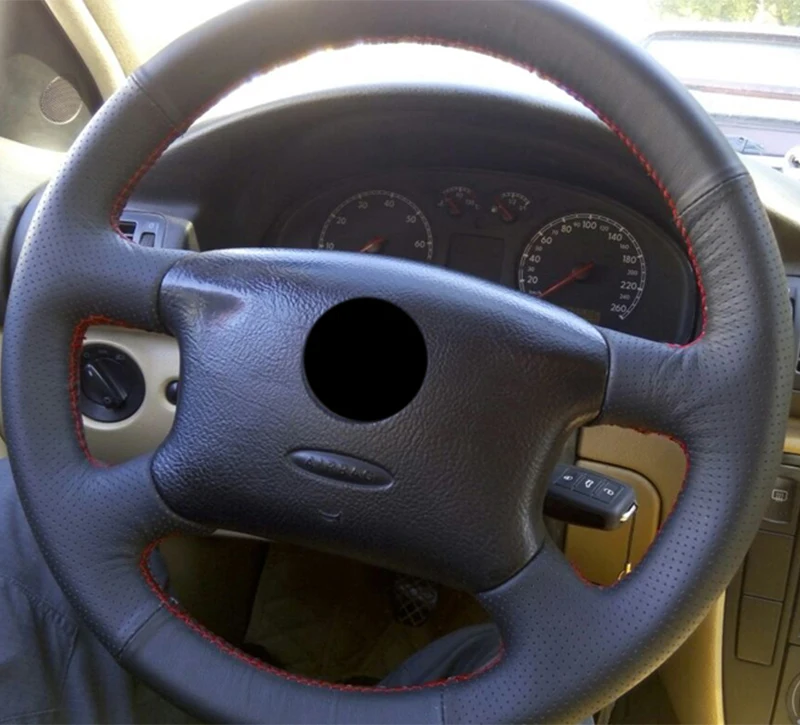 Кожа верхнего слоя черного цвета прошитая вручную чехол рулевого колеса