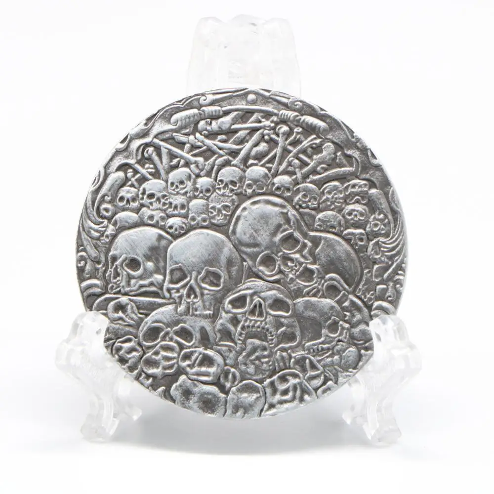 Серебряные монеты в форме черепа