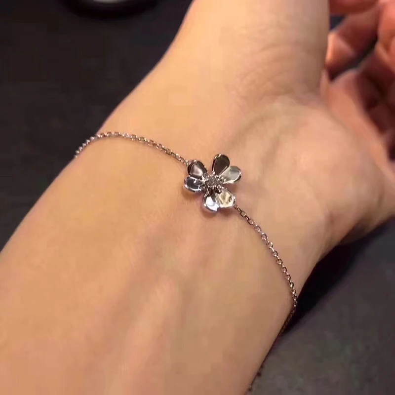 Женский тонкий браслет с цепочкой золотистый/серебристый подвеской в виде