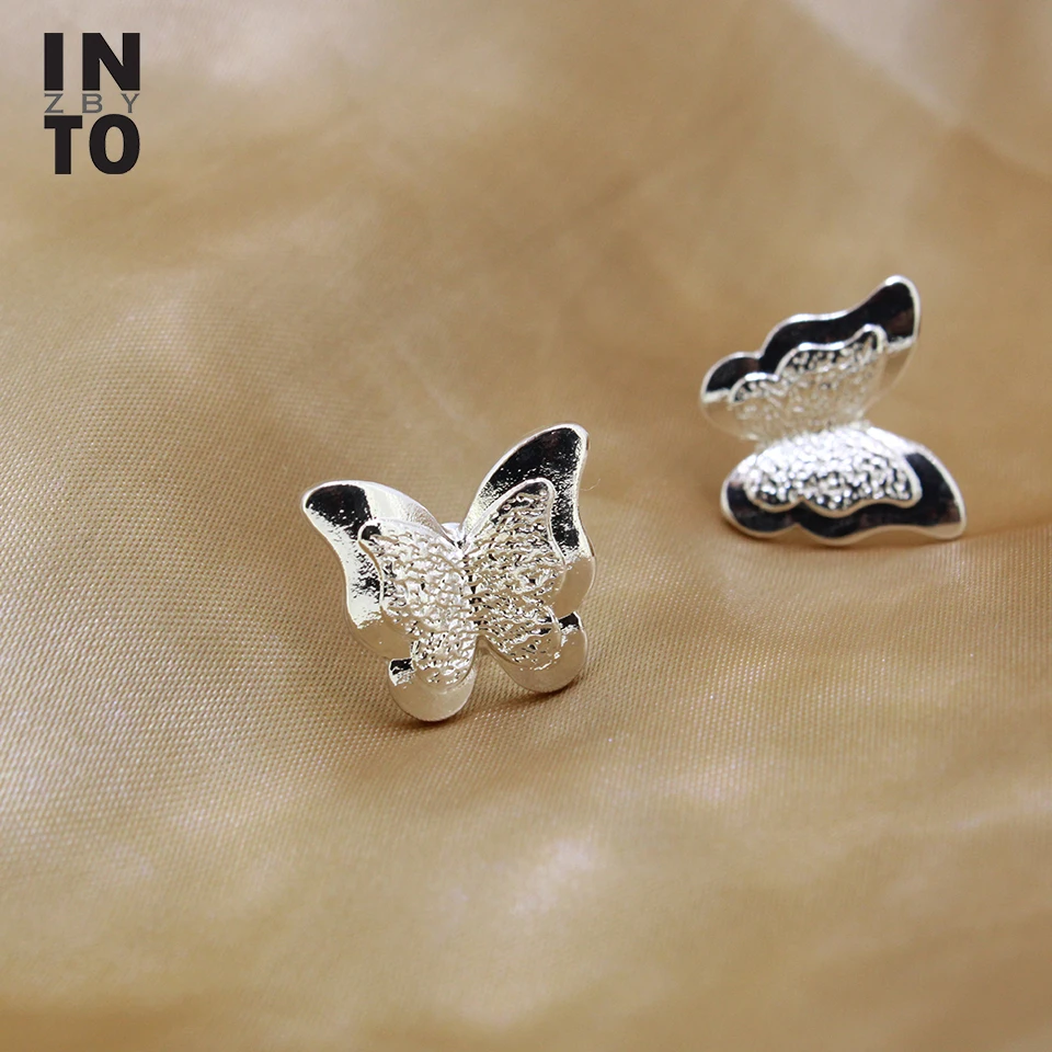 Женские серьги-гвоздики серебристого цвета с бабочкой | Украшения и аксессуары