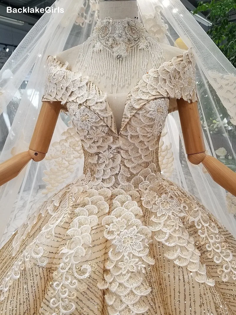 Пышное свадебное платье с коротким рукавом и ожерельем кисточками богемное в пол