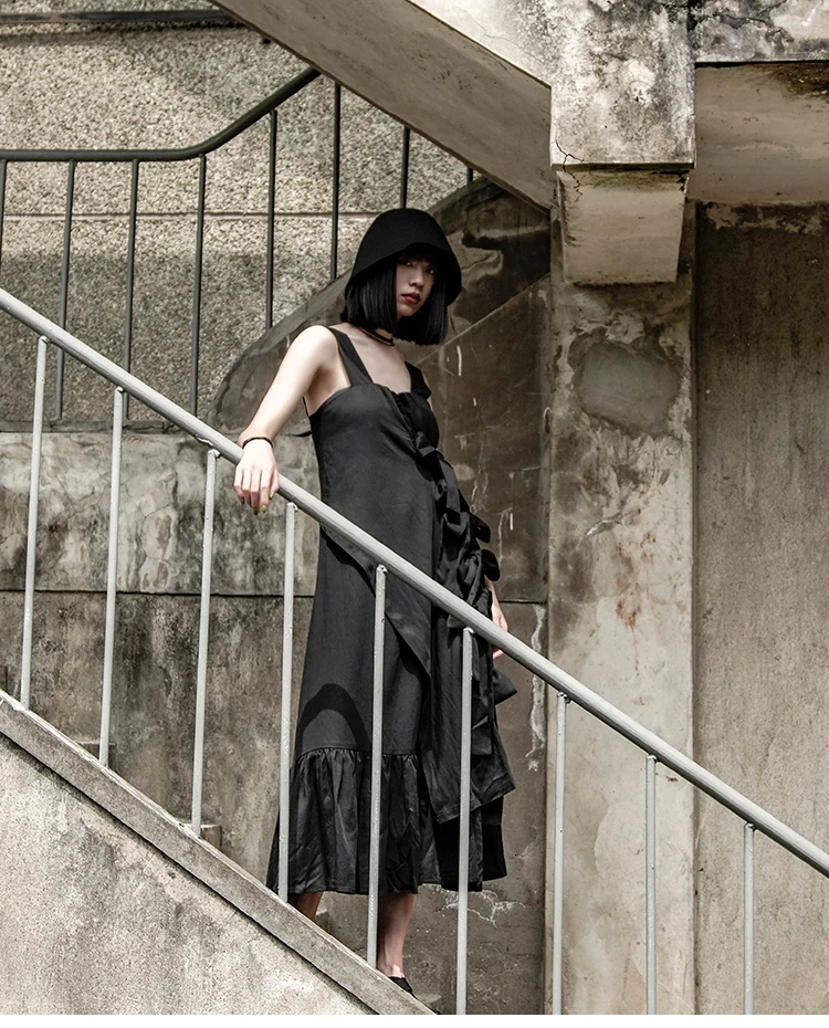 [EAM] New Spring Summer Spaghetti Strap Sleeveless Black Ruffles Split Joint Long Temperament Dress Women Fashion JW631