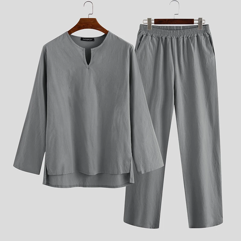 

Костюм мужской из топа и брюк с V-образным вырезом и длинными рукавами