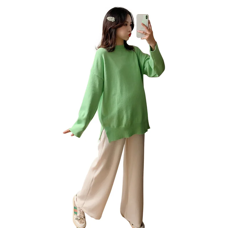 

Wearing a pregnant knit sweater Pregnant woman autumn green sweater