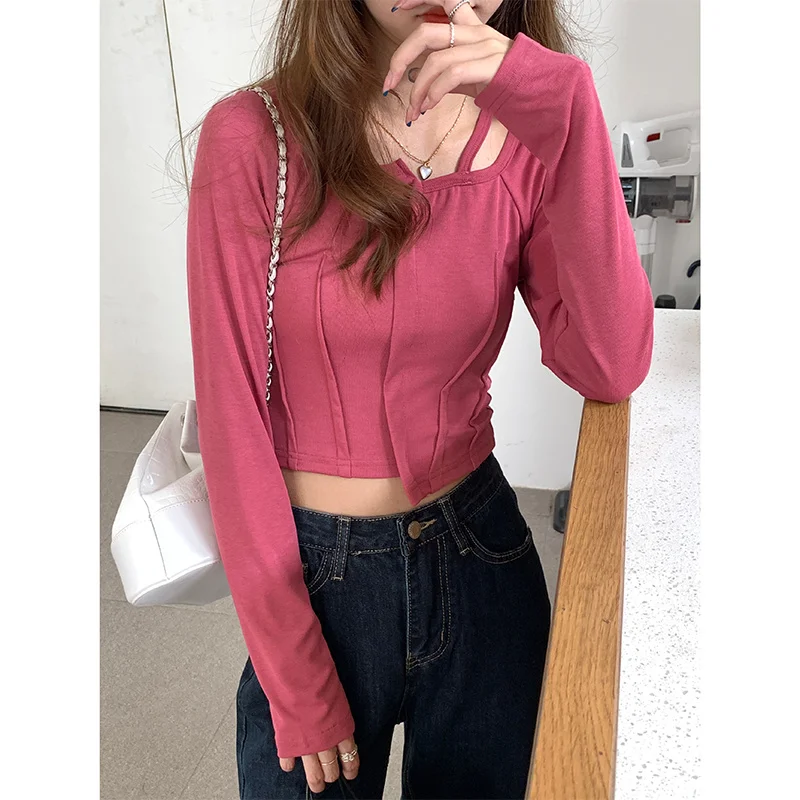 Дизайнерская футболка однотонная с квадратным вырезом вырезами облегающая