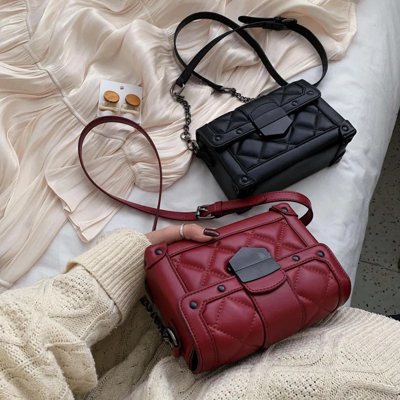 Женские кожаные сумки через плечо с заклепками для женщин 2020 роскошные