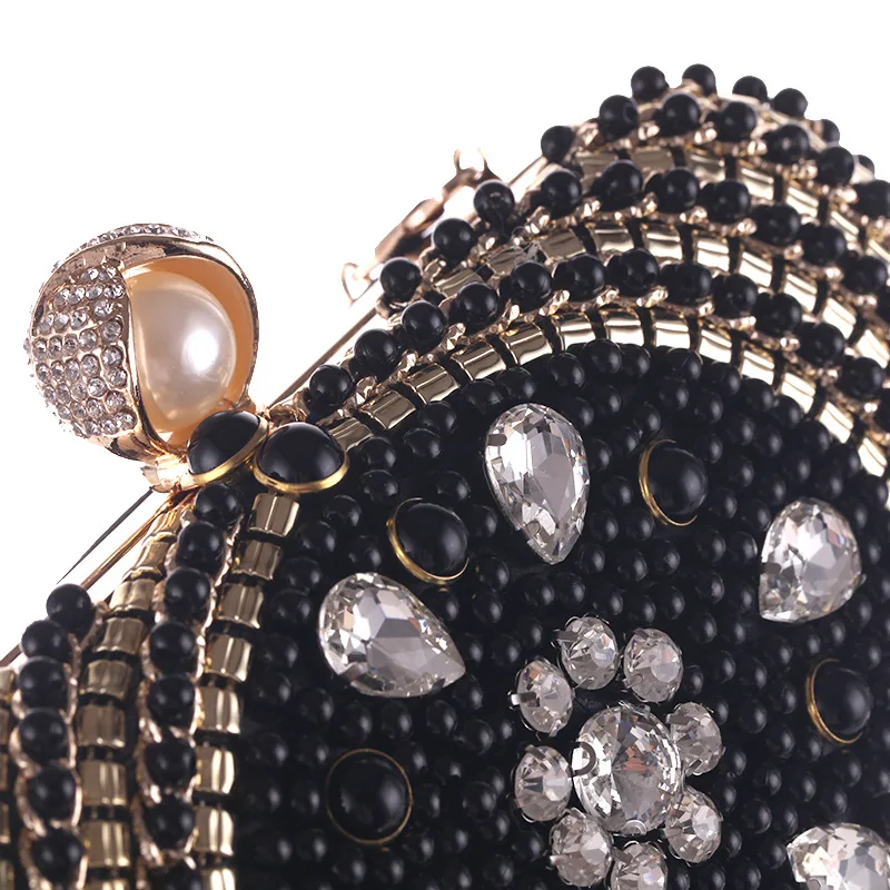 Женская сумка-клатч с жемчугом