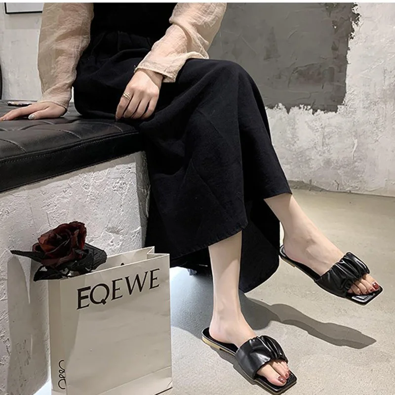 2021 Summer Women Sandals Simple Pleated Flip Flop Outdoor Casual Beach Square Open Toe Shoe Designer Soft Comfortable Slippers