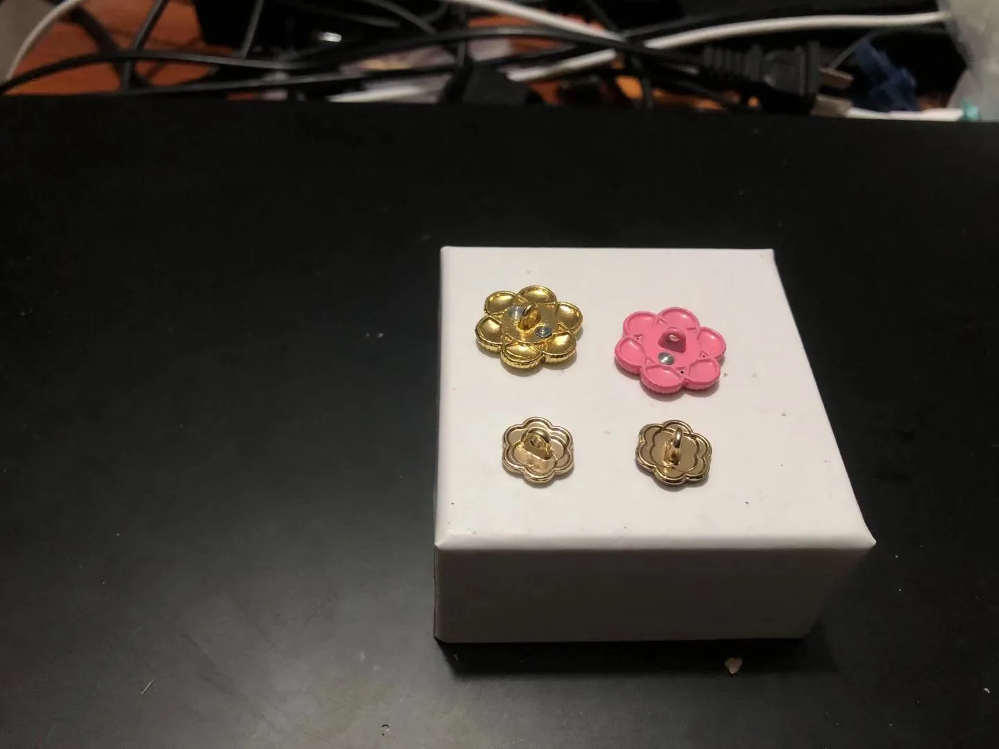 Новый металлический трафарет в форме цветов Кнопка Золотой красного и белого