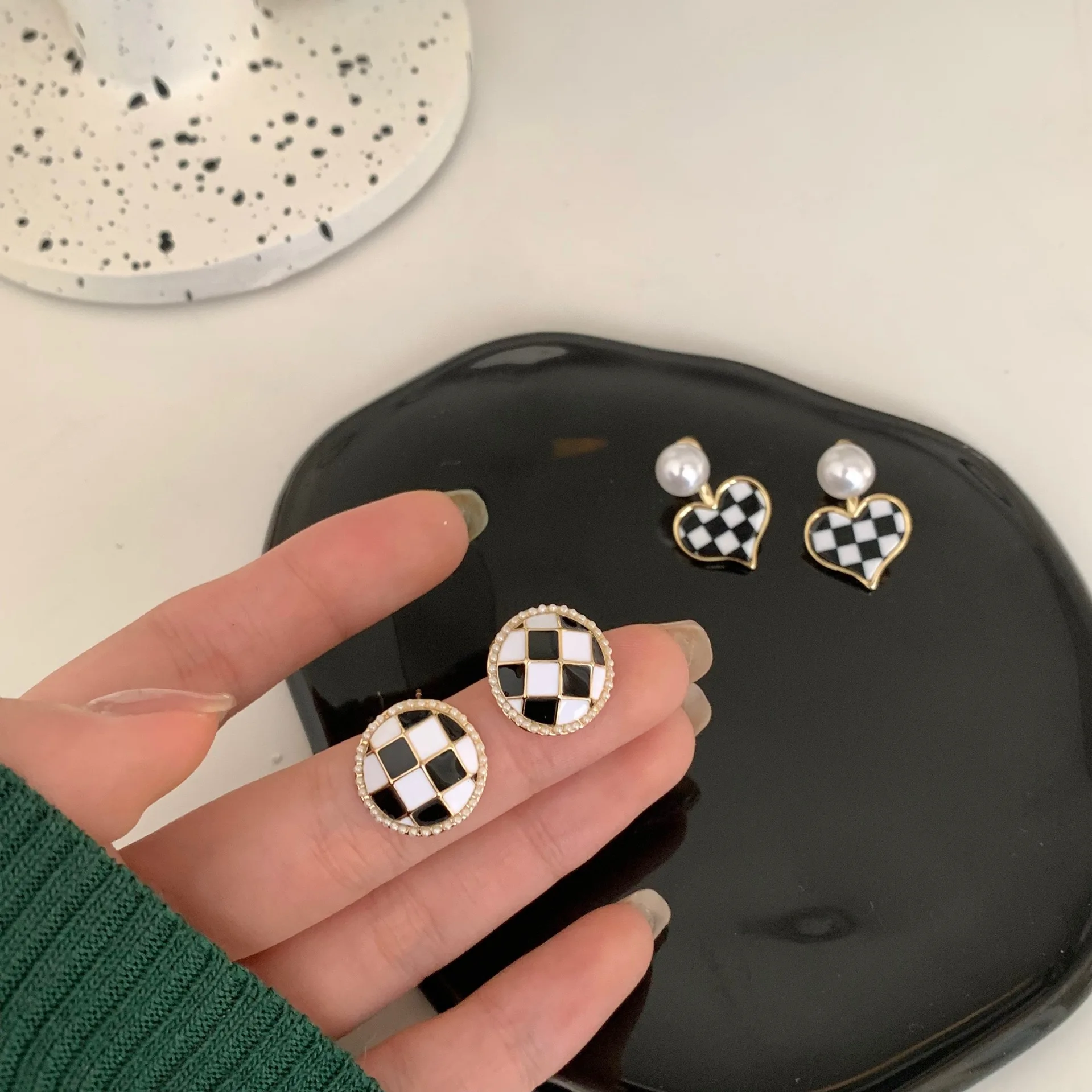 

S925 Silver Needle Black White Plaid Checkerboard Pearl Stud Earrings Personality Temperament Trendy Clip On Earring for Women