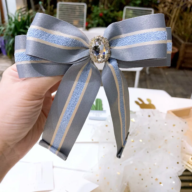 

Grey Blue Stripes Bowknot Brooch Pin Girls Preppy Style Fashion Rhinestone Bow Tie Brooches Shirts Jewerly Accessories 2021