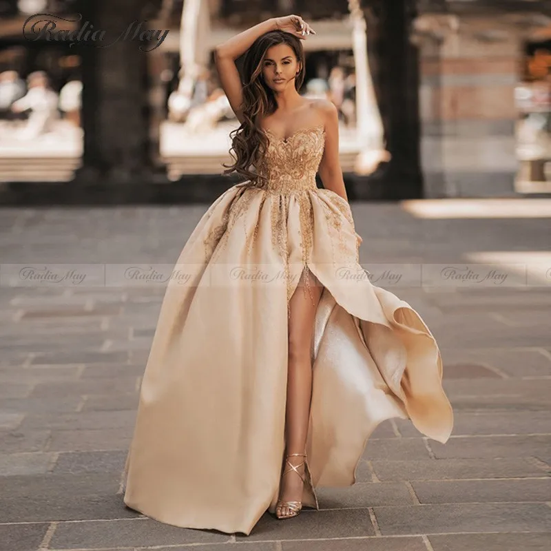 Длинное арабское вечернее платье цвета шампанского золотистого украшенное