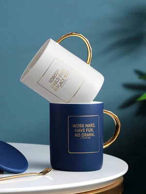 Керамическая кружка с крышкой и ложкой большая емкость чашка для молока кофе чая