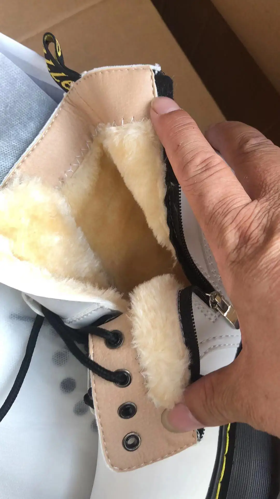 white with fur Зимние женские ботильоны в байкерском стиле; обувь из мягкой кожи на танкетке; обувь на резиновой платформе со шнуровкой; пикантная Женская обувь в стиле панк в стиле милитари; Botas Mujer - Цвет: white with fur