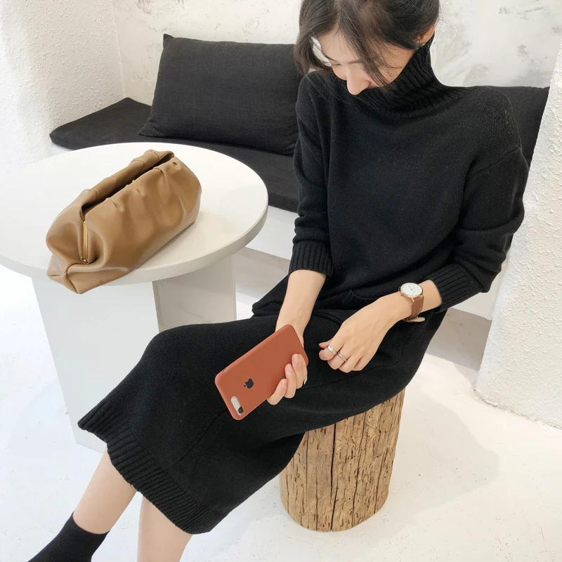 Женское платье-свитер с высоким воротом длинными рукавами и карманами черный