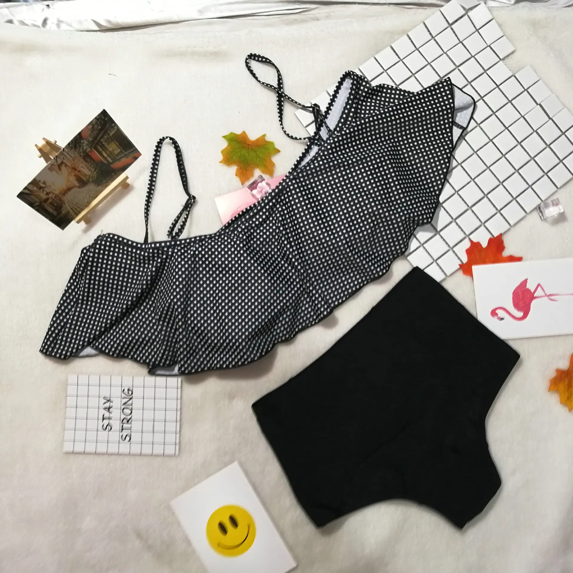 Маленький свежий купальник-бикини в клетку с ремешком виде листа лотоса