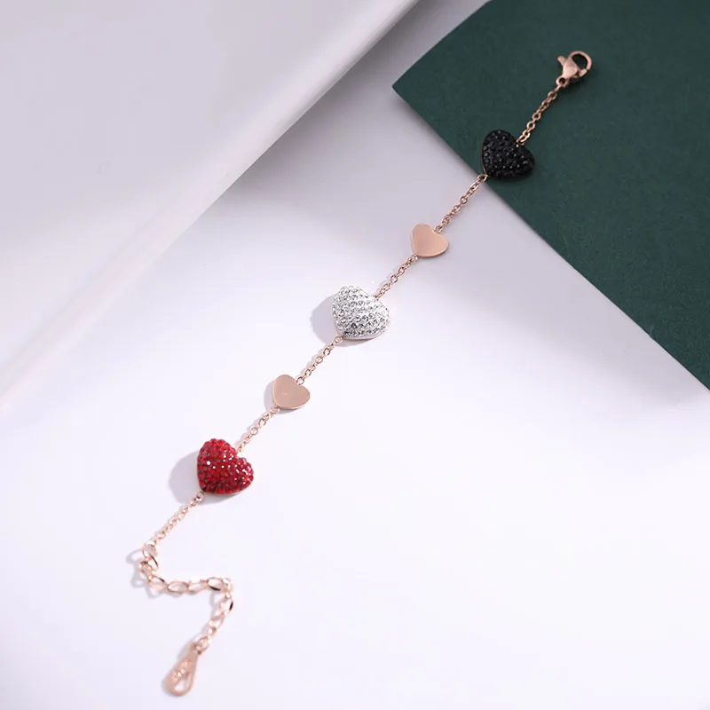 Женский браслет из розового золота с подвеской в форме сердца украшенный