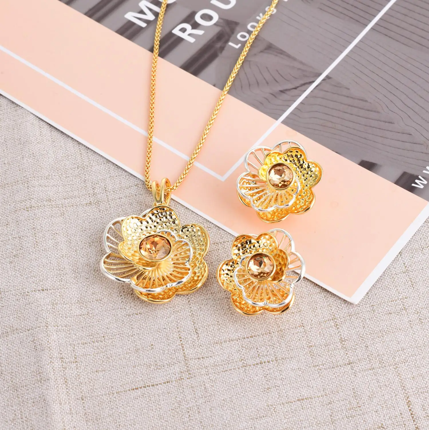 Женский ювелирный комплект из колье и серёг с подвеской в виде цветка|Ювелирные