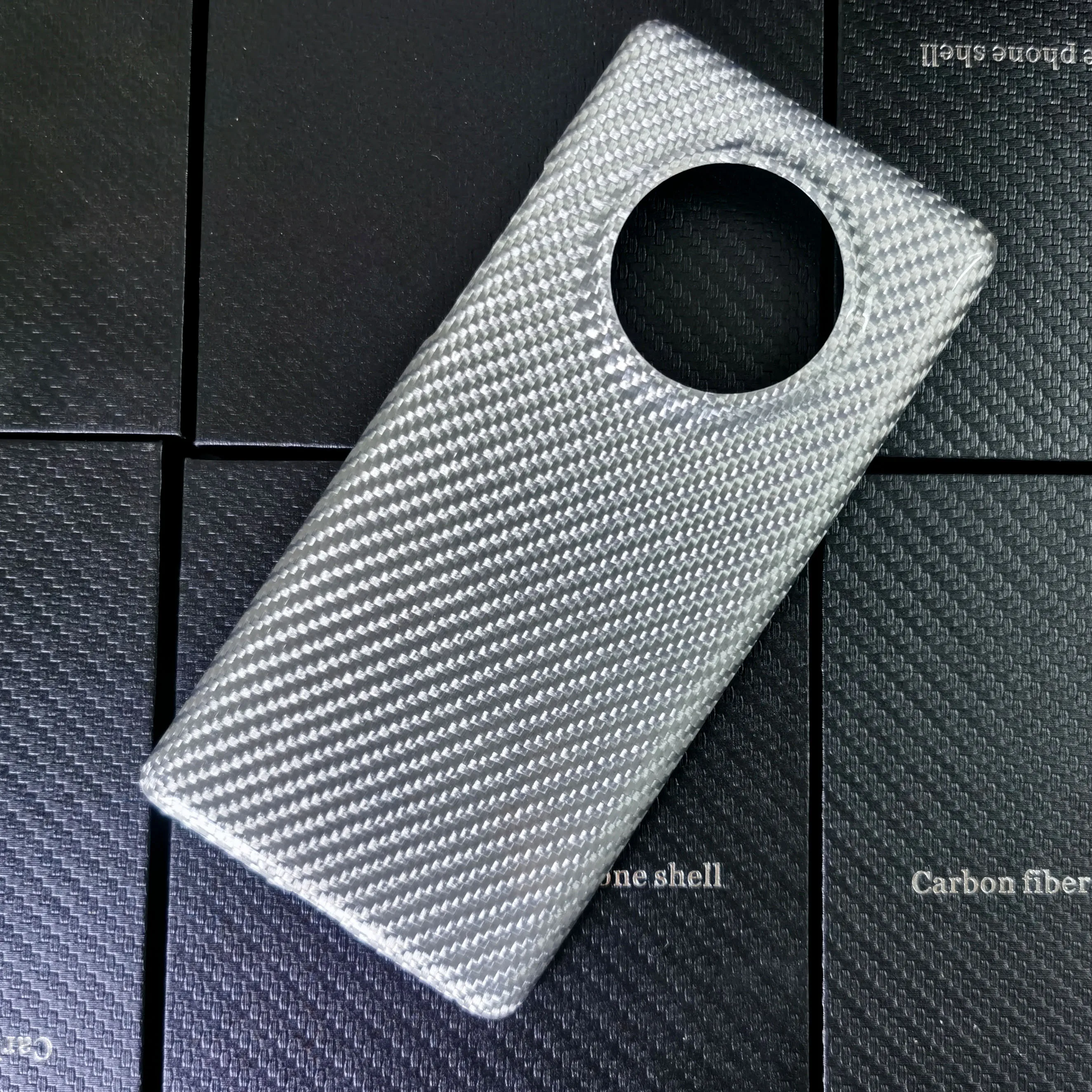 Серебристый глянцевый чехол из углеродного волокна для спортивного автомобиля