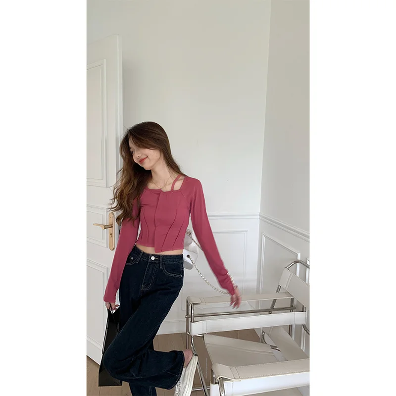 Дизайнерская футболка однотонная с квадратным вырезом вырезами облегающая