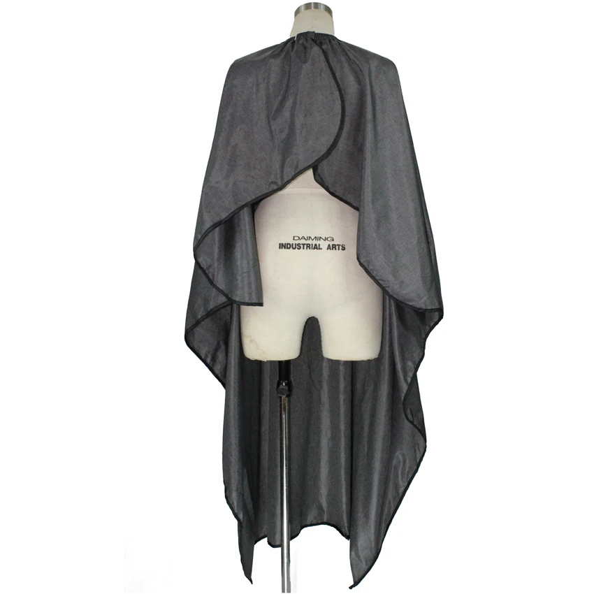 Чёрная накидка из ткани для предохранения одежды клиента от волос в