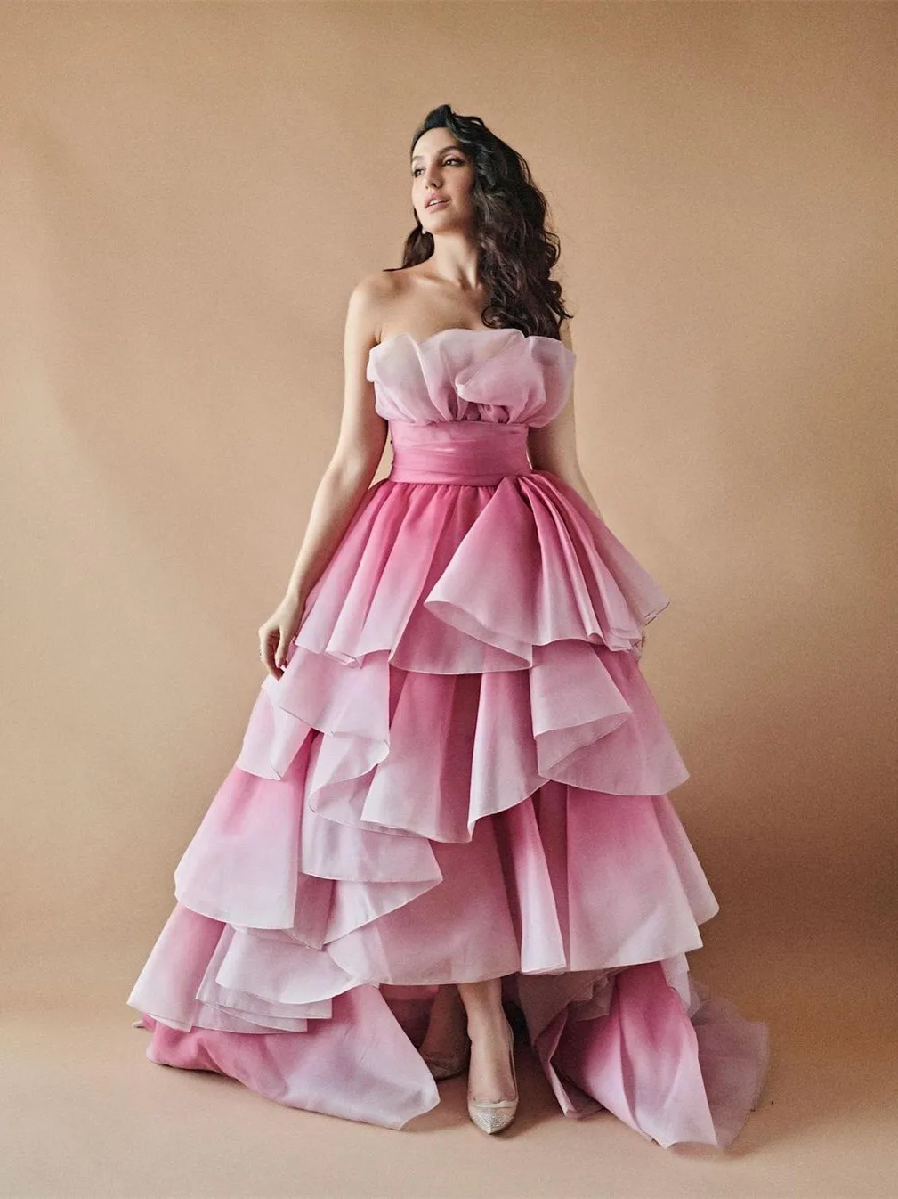 

Pink Gradient Celebrity Dubai Evening Dress Saudi Arabia Chiffon Layered Strapless Fuffles Summer Dress Custom Made