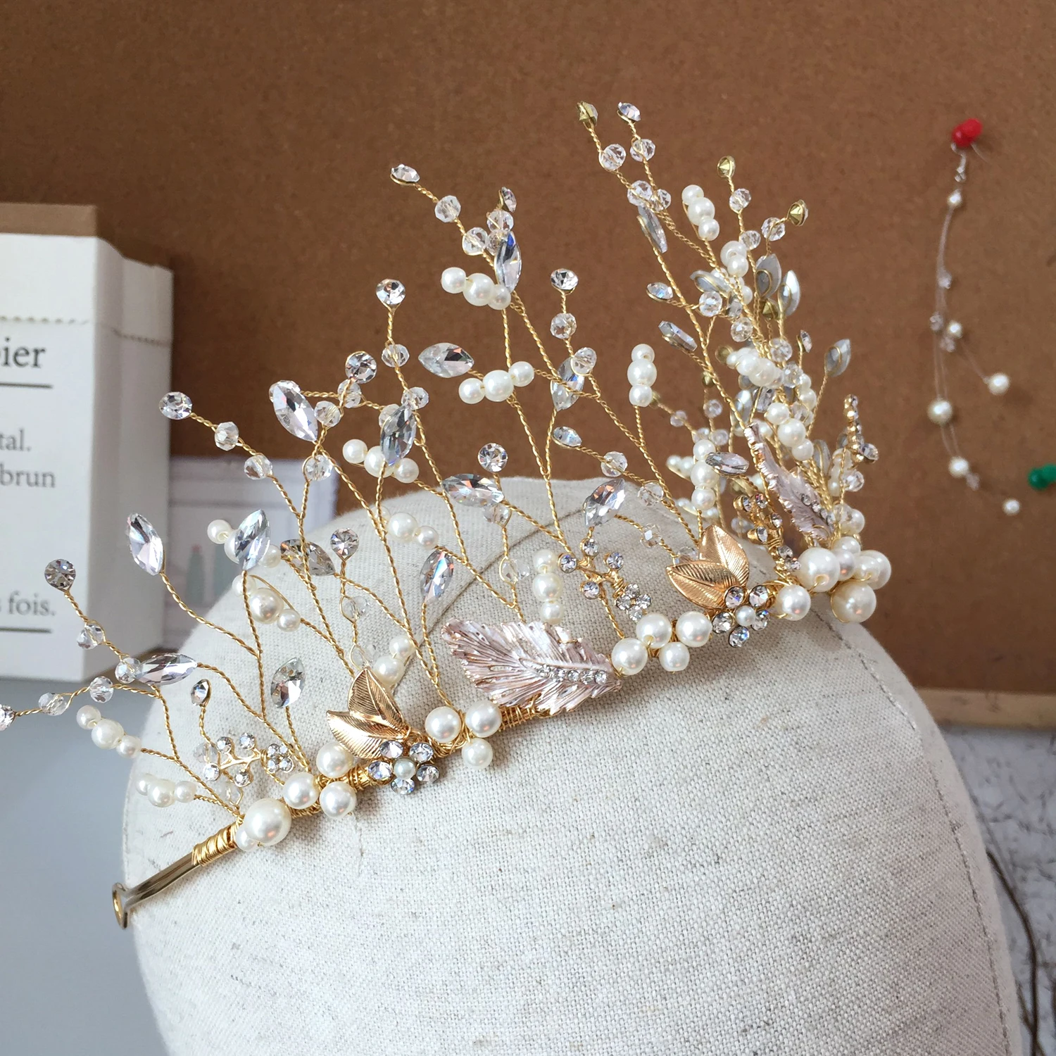 

O872 роскошный свадебный головной убор для невесты ручной работы из сплава с листьями прозрачные кристаллы Стразы свадебная корона для конку...