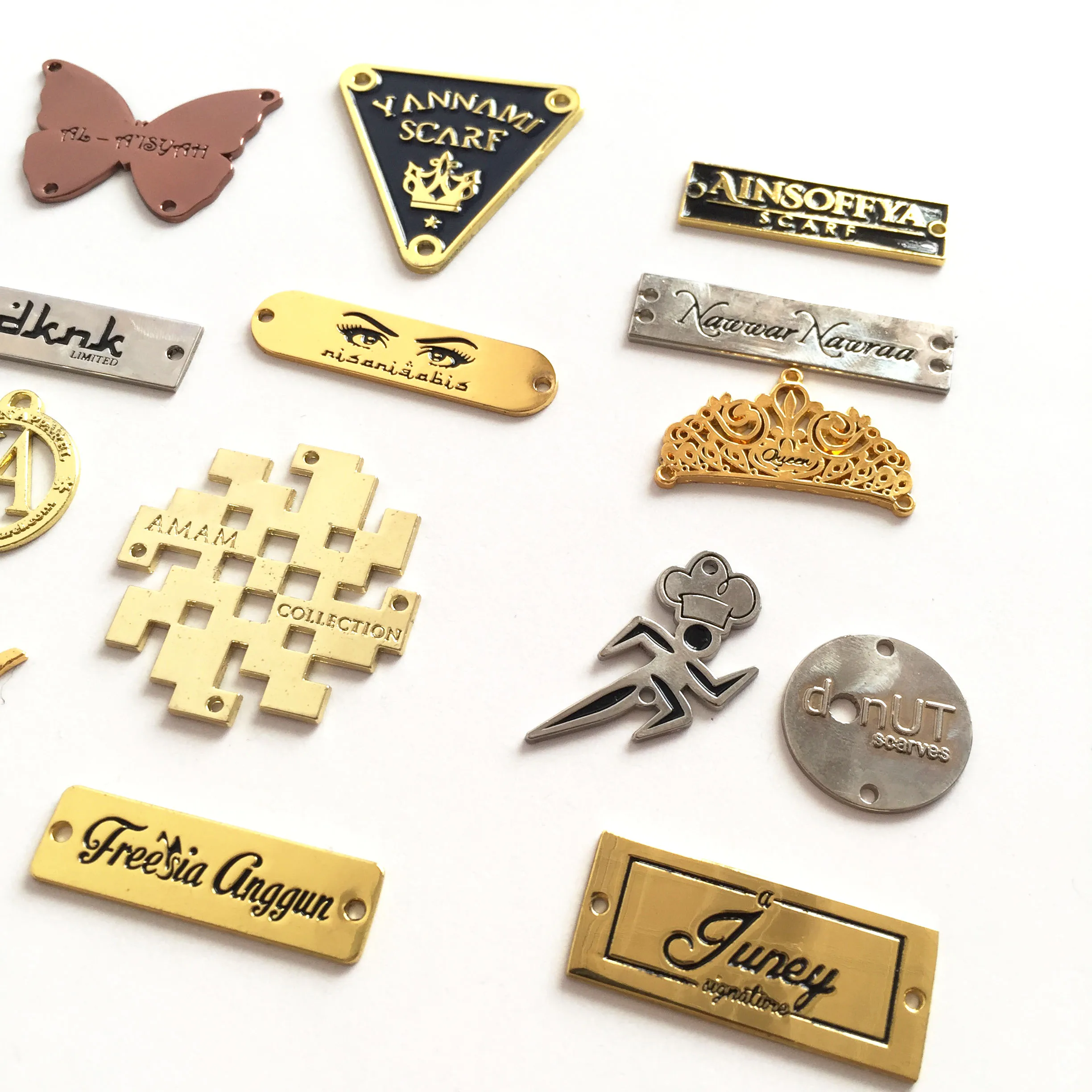 железный лейбл на одежду. штамповка металлических бирок с логотипом. металлические буквы для одежды. металлическая бирка. металлические лейблы для одежды.