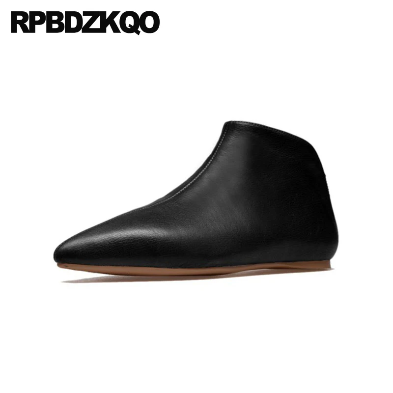 Женские ботинки на меху черные из натуральной кожи с острым носком плоской