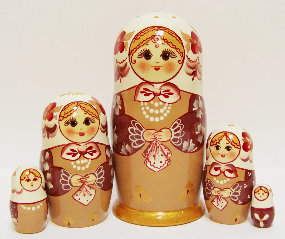 русские сувениры. духи матрешка. парфюм в виде матрешки. матрешка элитная. матрешка с разными фигурками.