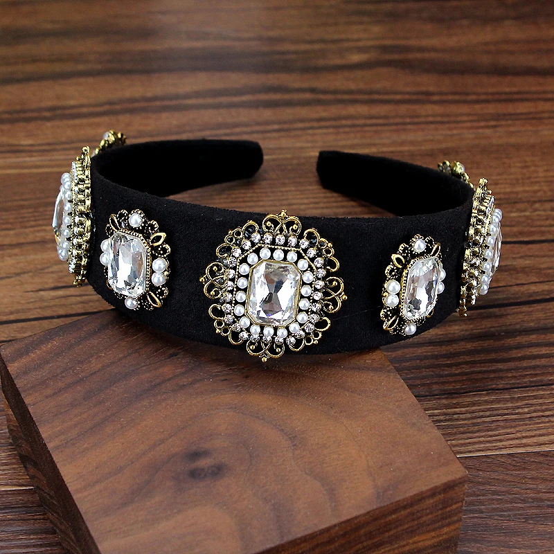 Большой со стразами идеально сочетаются с нарядным головной убор жемчужинами