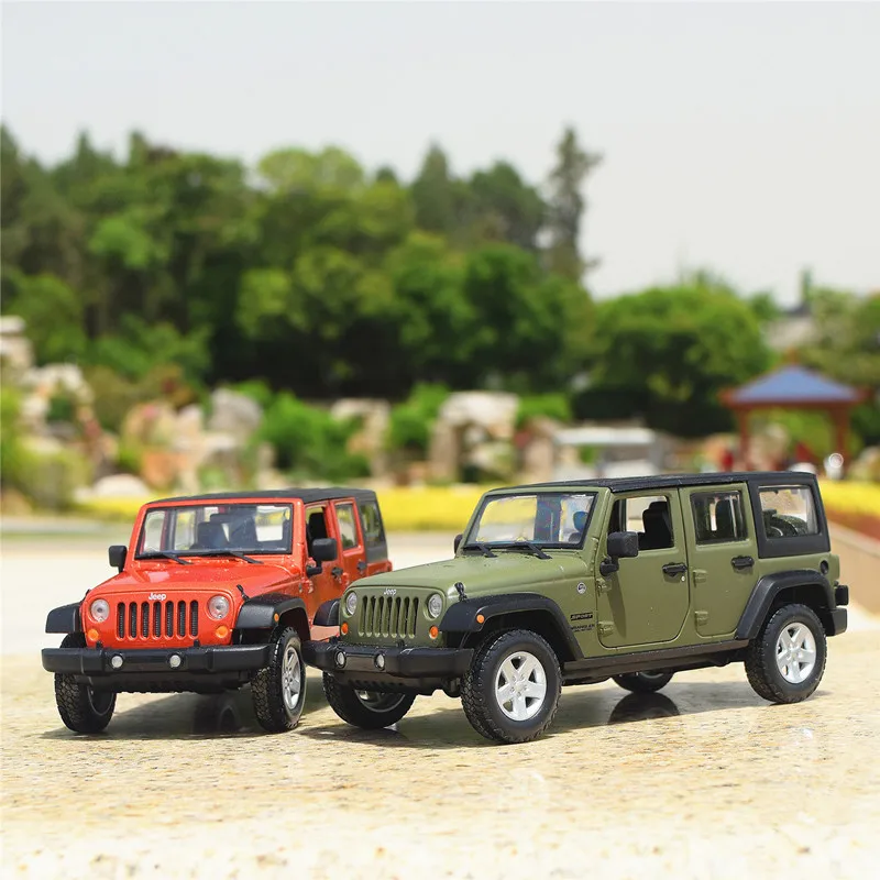 Модель внедорожника Maisto 1:24 2015 Jeep Wrangler оранжевая неограниченная серия модель