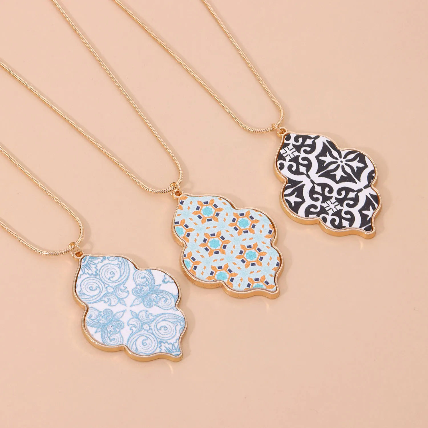 

2020 New Flower Pendant Necklace Ladies Retro Long Necklace Sweater Chain
