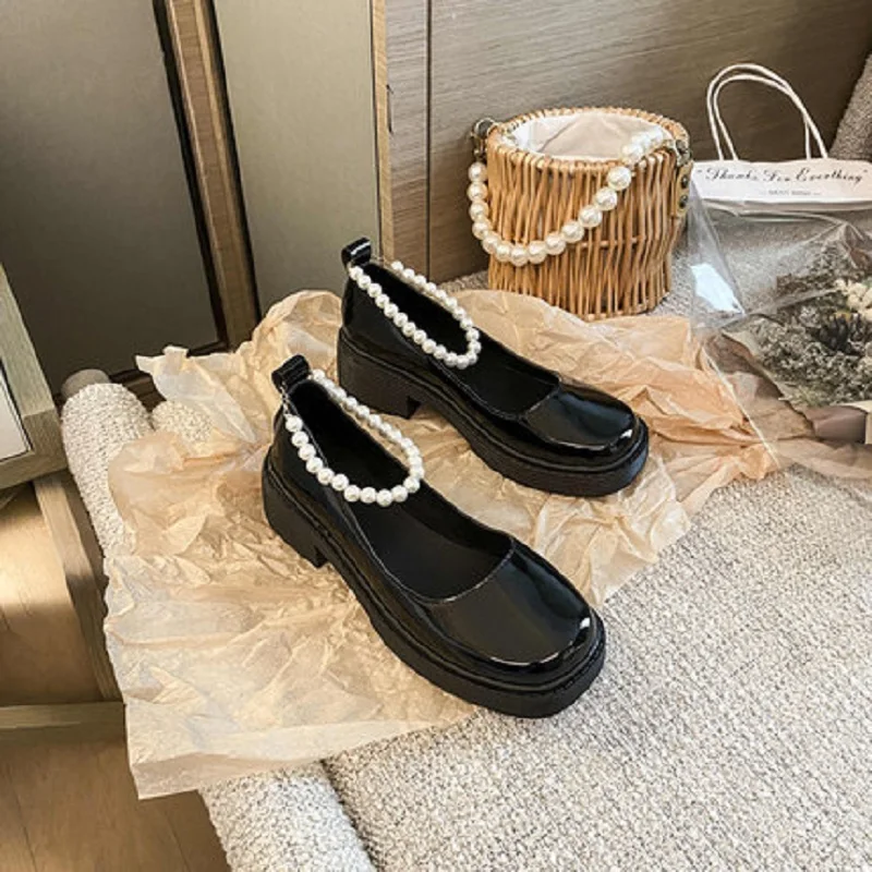 

Hot Selling Fashion Pearl Korean Square Heel Pure Color Elegant Ladies Small Leather Shoes Spring And Autumn Single Shoes.