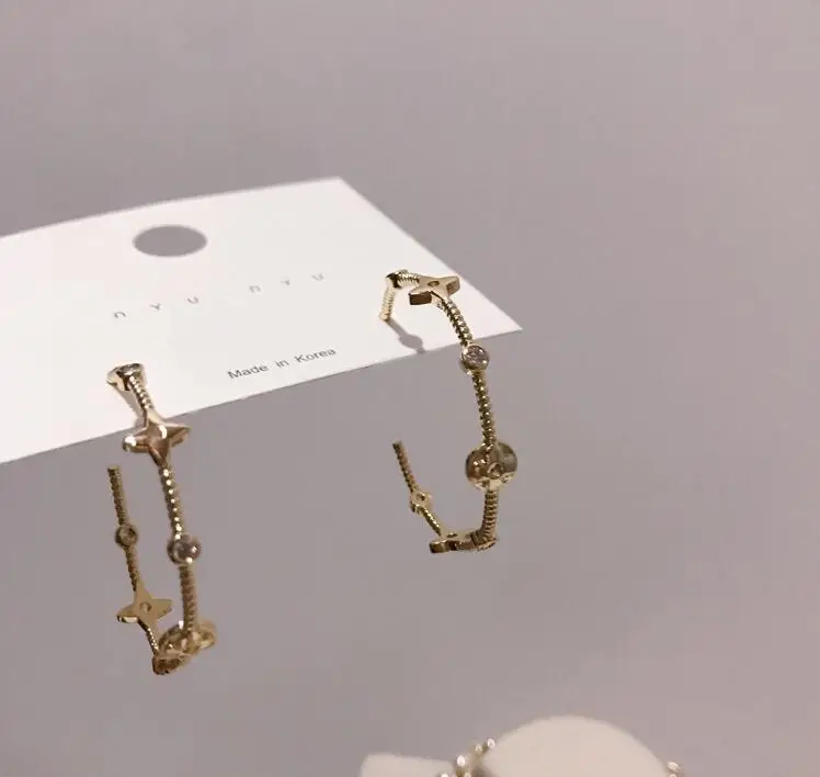 Простые изысканные женские классические круглые серьги с буквами модные крупные