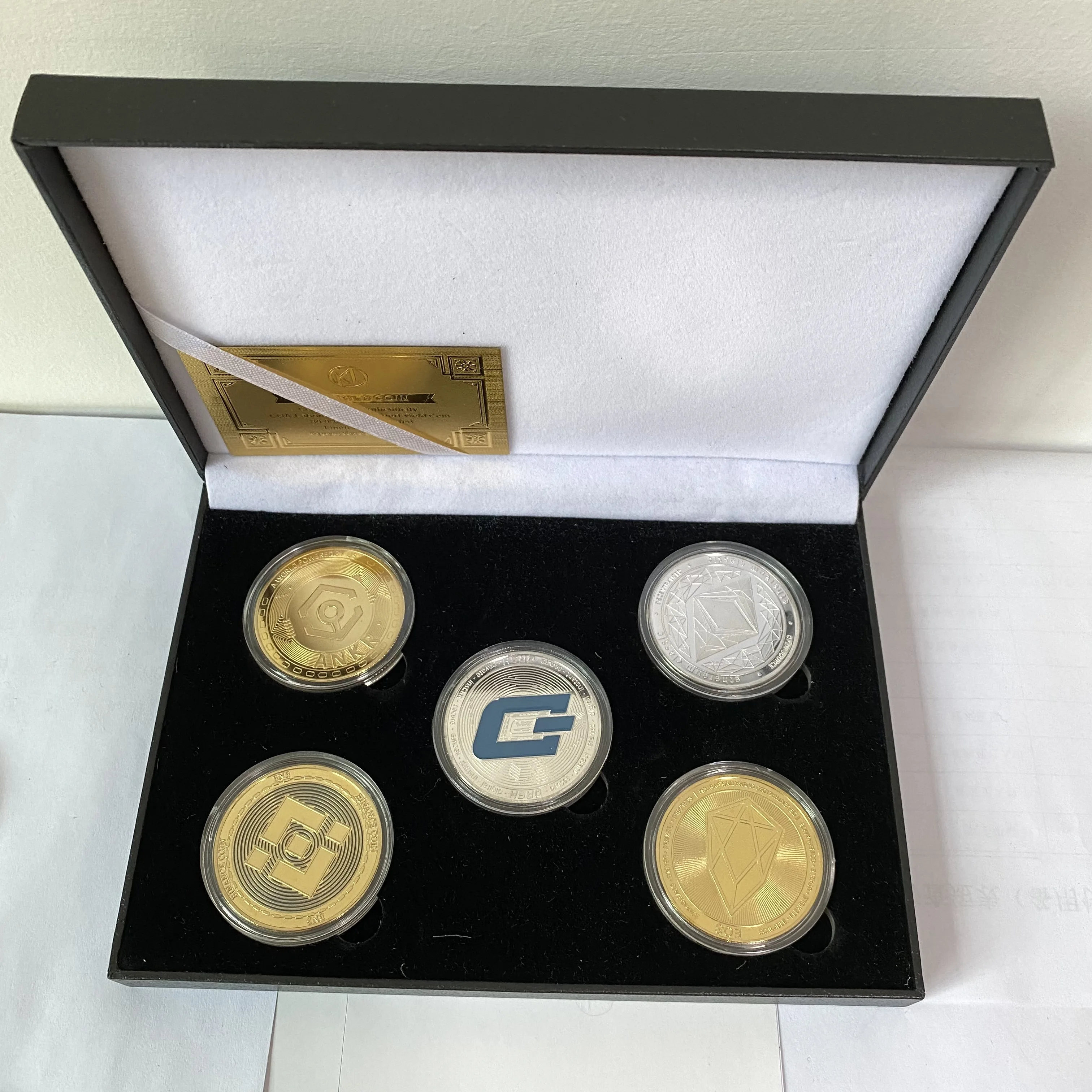 100 типов позолоченных криптовалют Dogecoin Ada Cardano btcoin с черной коробкой набор для